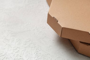 Beyaz arkaplanda karton pizza kutuları, yakın plan