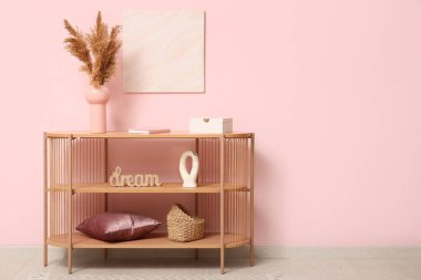 Mercan duvarının yanında raf ünitesi olan bir oda.