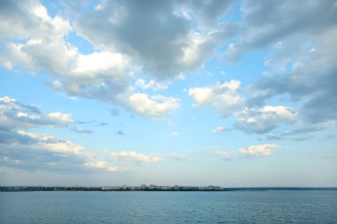 Arka planda bulutlar olan güzel mavi gökyüzü manzarası