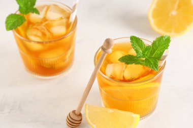 Limonlu meyve çayı, nane yaprağı ve arka planda ahşap kaplama.