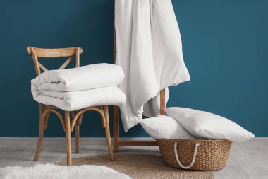 İçinde sandalye, merdiven ve çarşaf olan bir oda.