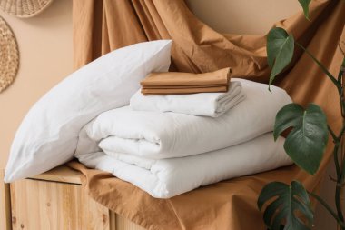 Odadaki çekmecelerin üstündeki yatak çarşafları.