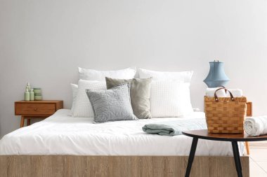 İçinde yatak ve masalar olan bir otel odası.