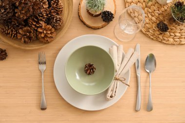 Odasında çam kozalakları olan kış masası, üst manzara.