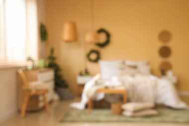 Masaları, Noel ağacı ve çelenkleri olan bulanık yatak odası manzarası