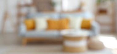 Kanepesi ve masası bulanık, modern aydınlık oturma odasının içi.