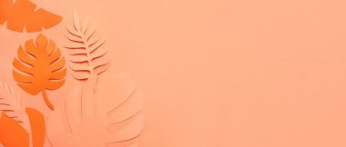 Turuncu arka planda farklı tropikal yapraklar