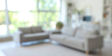 Gri koltukları ve işyeri olan oturma odasının bulanık görüntüsü