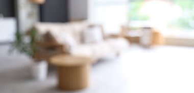 Şık bir oturma odası, rahat bir kanepe, bulanık bir manzara.