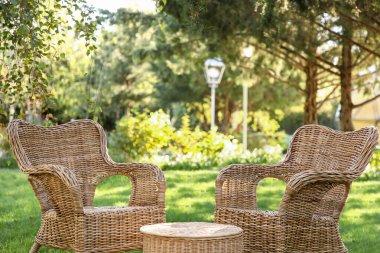 Rahat hasır koltuklar, parkta, açık havada kahve masası.