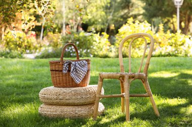 Konforlu hasır sandalye, parktaki sepet, dışarıdaki sepet.