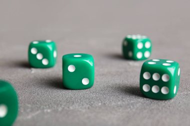 Gri arkaplanda yeşil çizgiler