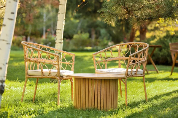 Rahat hasır koltuklar, parkta, açık havada kahve masası.