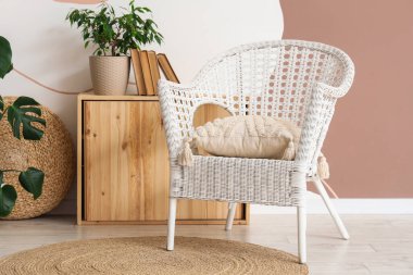 Hasır koltuk ve halısı olan bir oda.