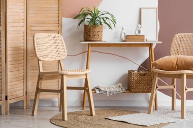 Hasır sandalyeli ve masalı bir oda.