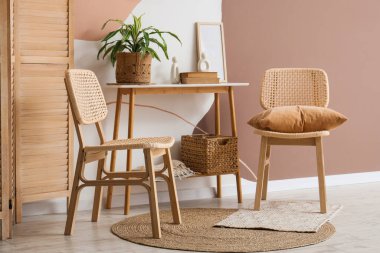 Hasır sandalyeli ve masalı bir oda.