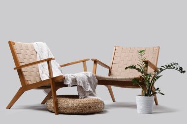 Kabarık ve hafif arka planda bitki içeren ahşap koltuklar