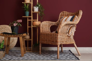 Hasır koltuklu, raflı ve bitkilerli bir oda.