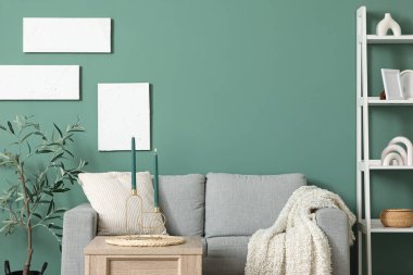 Masasında şamdan ve kanepe olan oturma odasının içinde.