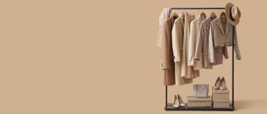 Şık kıyafetler, ayakkabı kutuları ve bej arka planda çanta.