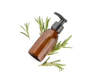 Beyaz arka planda izole edilmiş biberiye yağı şişesi ile bileşim, yakın plan