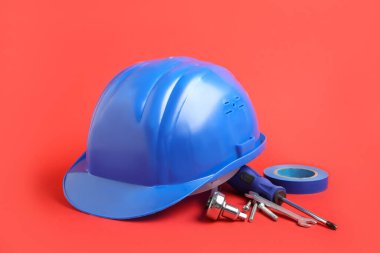 Kırmızı arkaplanda mavi başlık ve inşaat araçları