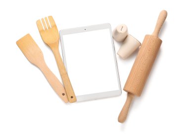 Beyaz arka planda mutfak gereçleri olan dijital tarif kitabı