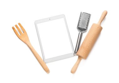 Beyaz arka planda mutfak gereçleri olan dijital tarif kitabı