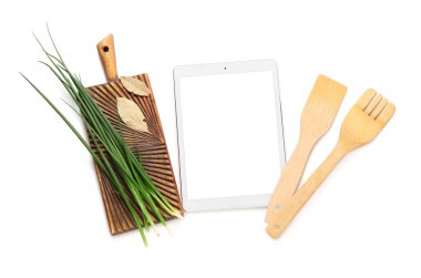 Mutfak gereçleri ve malzemelerinin beyaz arka planda olduğu dijital tarif kitabı