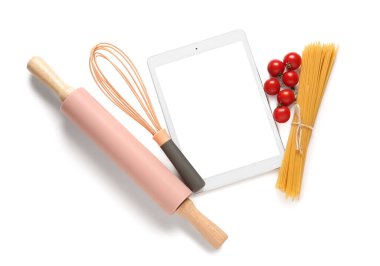 Mutfak gereçleri ve malzemelerinin beyaz arka planda olduğu dijital tarif kitabı