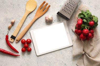 Peçeteli dijital tarif kitabı, mutfak gereçleri ve beyaz grunge arka plandaki malzemeler.