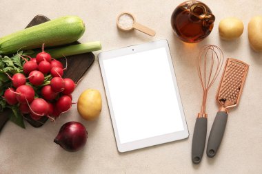 Mutfak gereçleri ve beyaz grunge arkaplanı içerikli dijital tarif kitabı