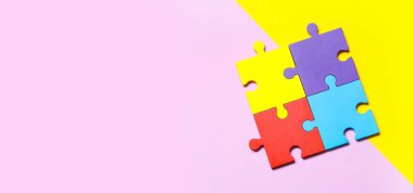 Metin için alanı olan renk arkaplanı parçalarını bulmaca yap