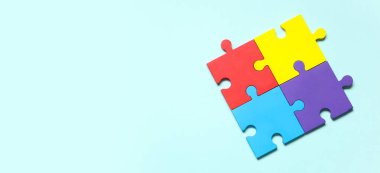 Mavi arka planda renkli yapboz parçaları. Otistik bozukluk kavramı