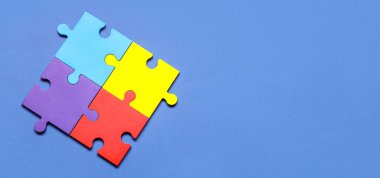 Mavi arka planda renkli yapboz parçaları. Otistik bozukluk kavramı