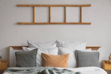 Büyük yataklı ve merdivenli aydınlık yatak odasının içi.