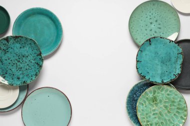 Beyaz arkaplanda yeşil plaka kümesi