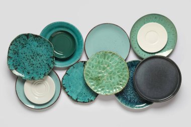 Beyaz arkaplanda yeşil plaka kümesi