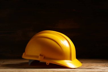 Ahşap arka planda sert şapka, yakın plan