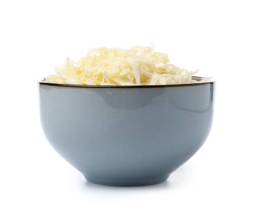 Beyaz arka planda lezzetli lahana turşusu ile kase