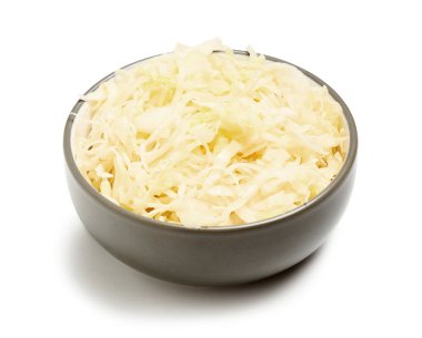 Beyaz arka planda lezzetli lahana turşusu ile kase