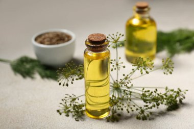 Gri grunge arkaplanda bir şişe dereotu yağı