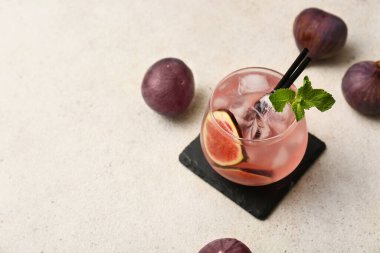 Beyaz grunge arkaplanda lezzetli bir limonata, yakın plan.