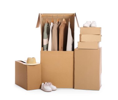 Beyaz arka planda giysi ve ayakkabı ile gardırop kutuları