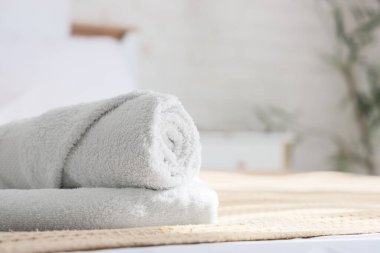 Otel odasındaki yatakta temiz havlular, yakın plan.