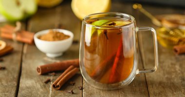 Masada tarçınlı bir bardak lezzetli meyve çayı.