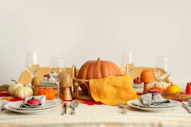 Şükran Günü için balkabağı, yaprak ve gözlüklü şenlik masası.