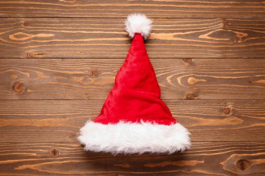 Noel Baba şapkası kahverengi ahşap arka planda