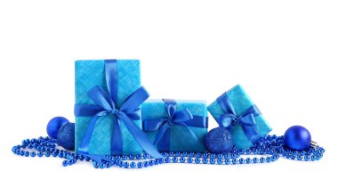 Güzel mavi hediye kutuları ve beyaz arka planda Noel topları olan kompozisyon