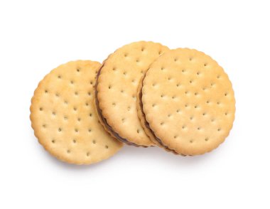 Beyaz arka planda çikolata kremalı lezzetli sandviç bisküvileri